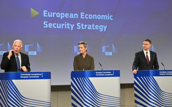 La Vice-Presidente de la Commission européenne Margrethe Vestager,  entre Valdis Dombrovskis, vice président de la Commissionet le Haut réprésentant pour les affaires étrangère et la politique de sécurité Josep Borrell en juin 2023 à Bruxelles