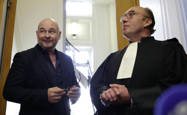L'animateur Sébastien Cauet (à gauche), au tribunal de commerce de Paris, le 18 mars. 