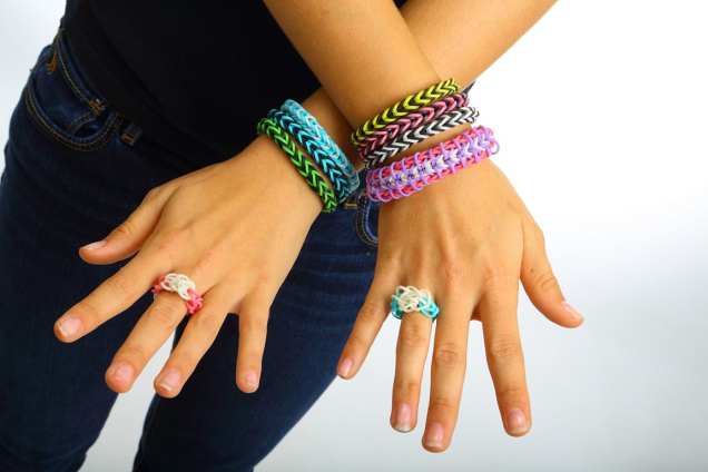 VIDÉO - Rainbow Loom : comment fabriquer son propre bracelet star de l'été