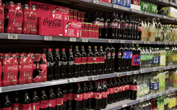Coca-Cola reste la marque la plus achetée au monde pour la 12e année consécutive. La pénétration – ou le pourcentage de ménages qui achètent la marque – a augmenté de 2,6 %. La marque a été choisie en rayon près de 8,3 milliards de fois par les consommateurs. 