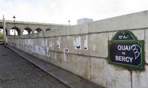 Affichage sauvage quai de Bercy, à Paris